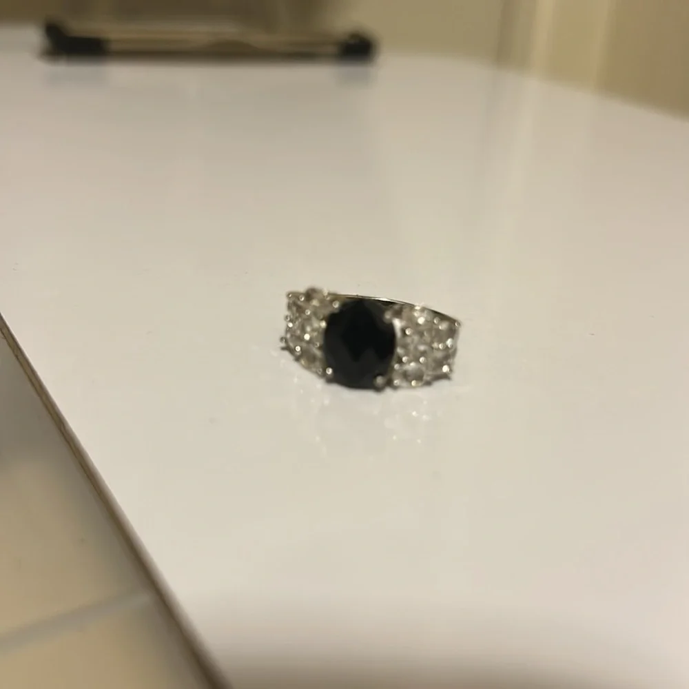 Elegant Black and Silver Ring - Picture 5 of 9